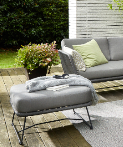 Terrasse mit Gartenmoebeln